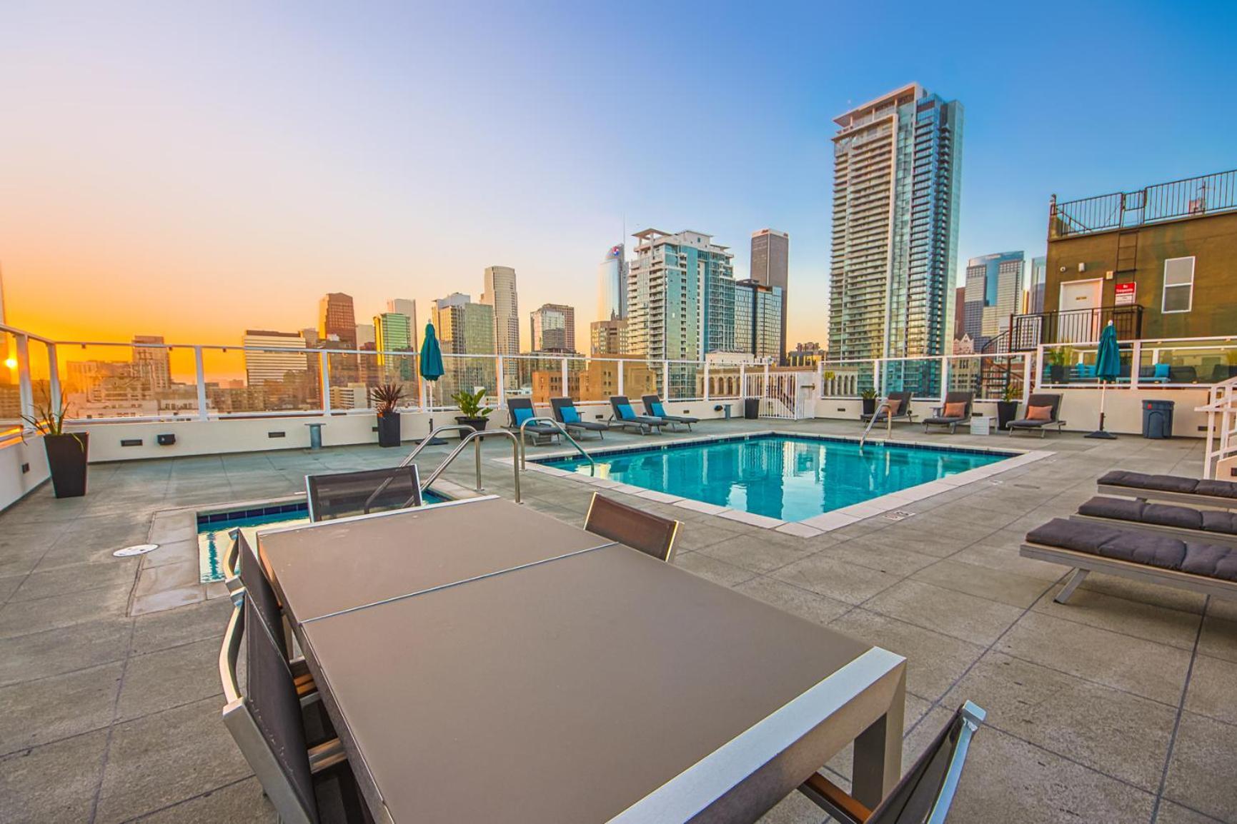 Luxury 2br In Dtla W Jacuzzi & Rooftop Views Los Angeles