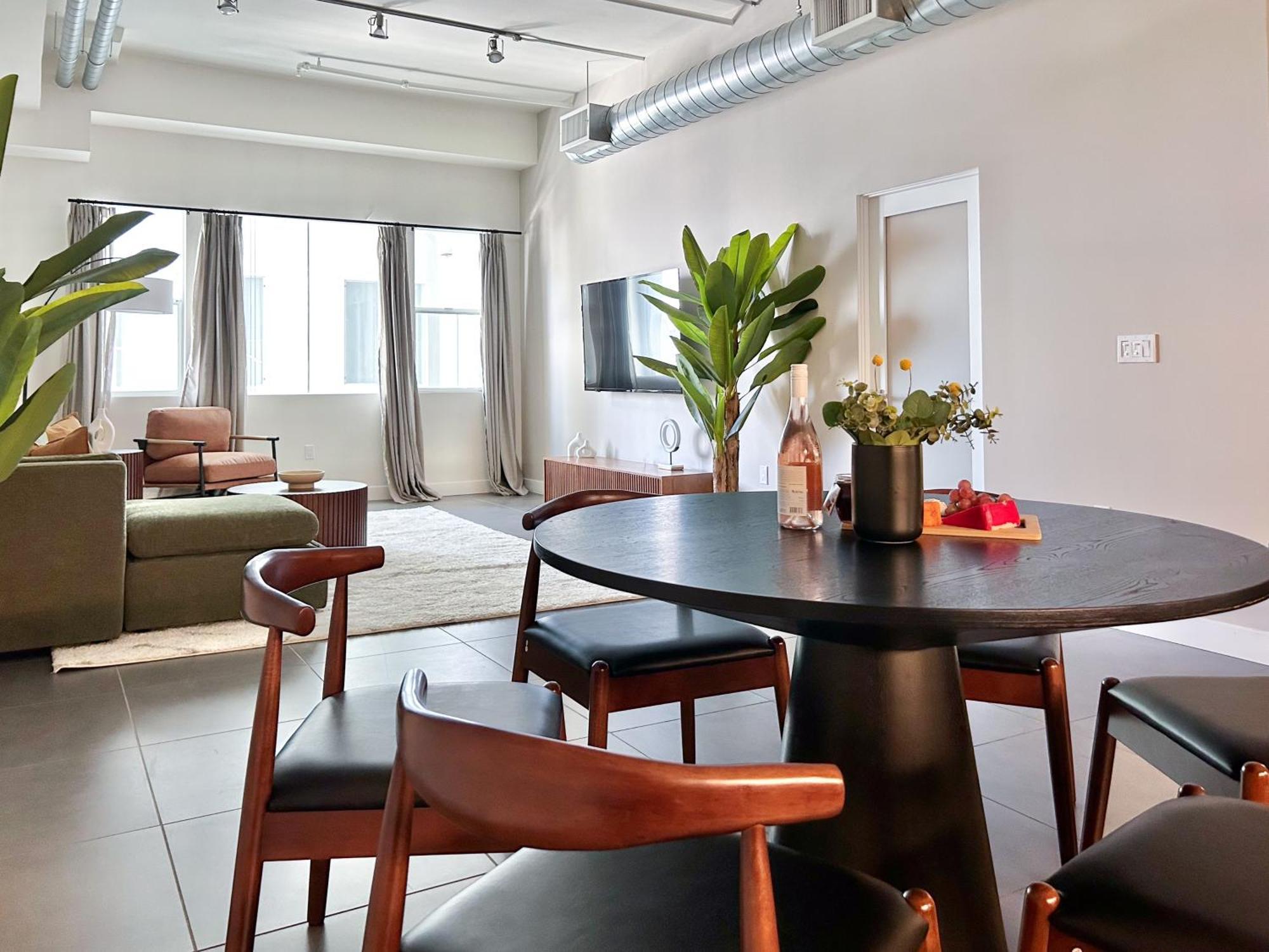 Luxury 2br In Dtla W Jacuzzi & Rooftop Views Apartment *