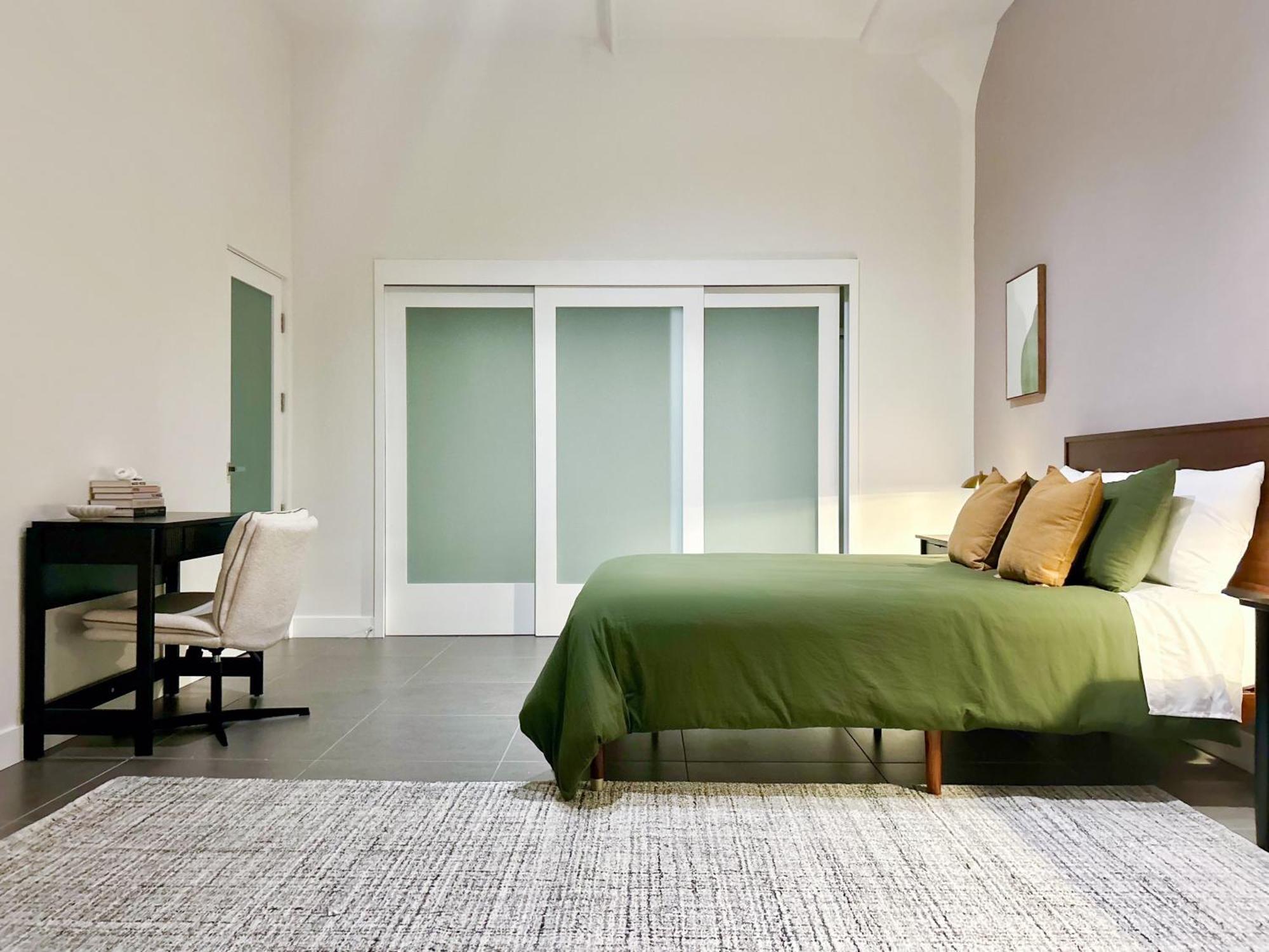 Luxury 2br In Dtla W Jacuzzi & Rooftop Views Apartment