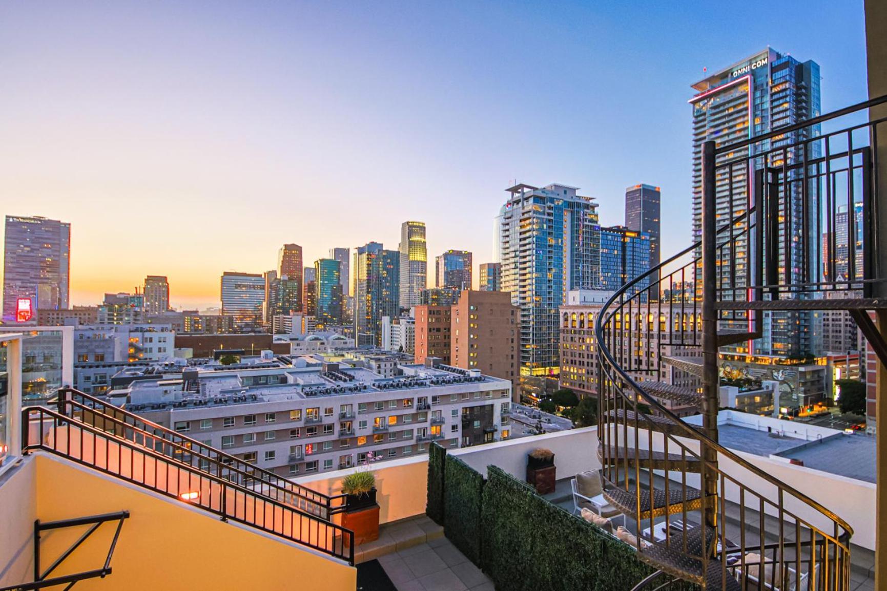 Luxury 2br In Dtla W Jacuzzi & Rooftop Views Apartment